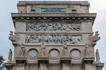 Fototapeta premium Statues on the triumphal Arch