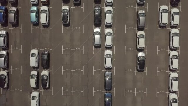 Parking de voiture neuves film&eacute;es en drone 4K