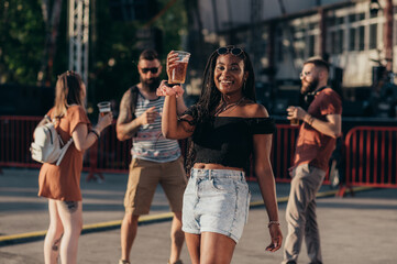 Obraz premium Group of friends drinking beer and having fun at music festival