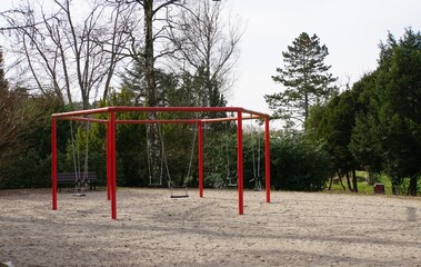 Fototapeta premium Spielplatz outdoor Spielgeräte Klettern, Rutschen Schaukeln