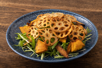 蓮根チップスと素揚げ野菜のサラダ