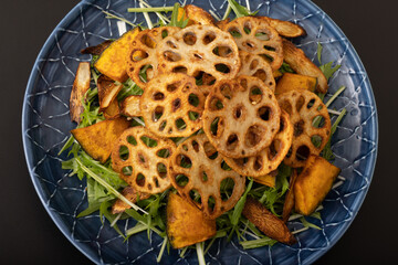 蓮根チップスと素揚げ野菜のサラダ