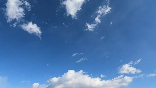 左から右に流れる雲