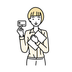 立って書類とカードを手に持つブラウスの女性