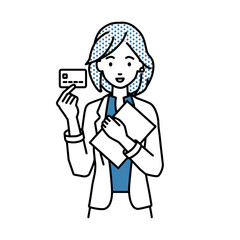 立って書類とカードを手に持つジャケットの女性