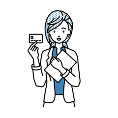 立って書類とカードを手に持つジャケットの女性