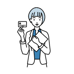 立って書類とカードを手に持つジャケットの女性