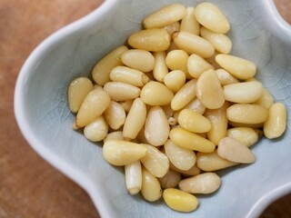 도자기 접시에 담긴 잣
