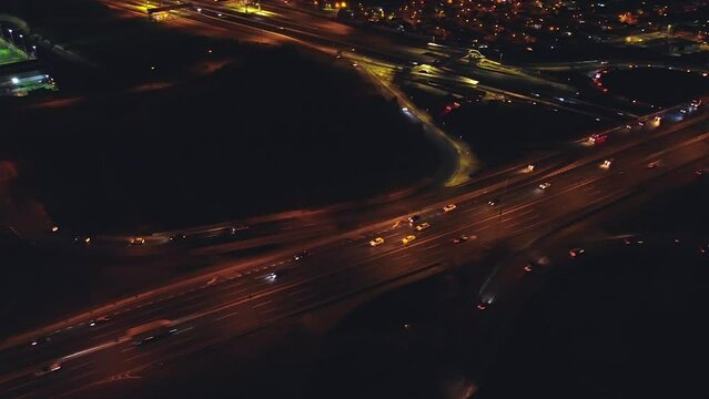 Transito por carreteras en ciudad de noche.
