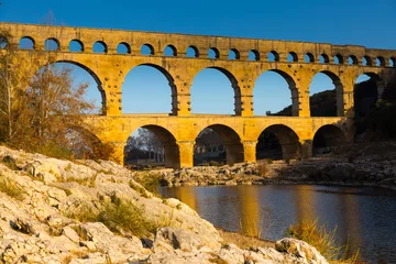 Photo sur Plexiglas Pont du Gard Pont du Gard, ancien aqueduc romain sur la rivière Gardon dans le sud de la France