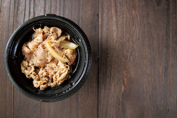 木製テーブルに置かれた牛丼