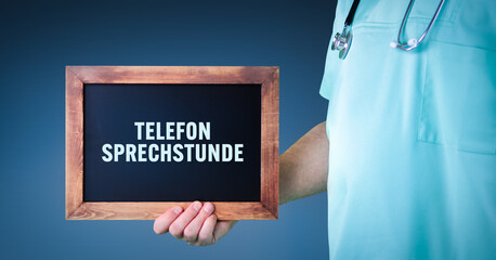 Telefonsprechstunde Arztpraxis. Arzt zeigt Schild/Tafel mit Holz Rahmen. Hintergrund blau
