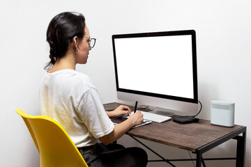 Mujer trabajando con tableta digital de diseño con pantalla en blanco. 