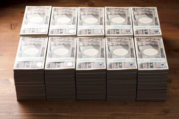 積み上げた一万円の札束（一億円）