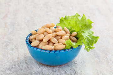 White canned beans for vegan suisine