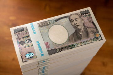 積み上げた一万円の札束（一億円）