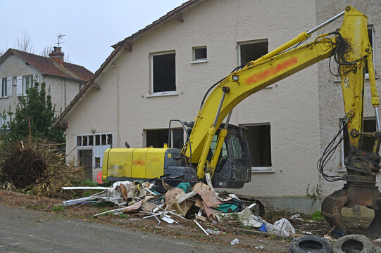 chantier de d&eacute;molition d'un b&acirc;timent d'habitation v&eacute;tuste