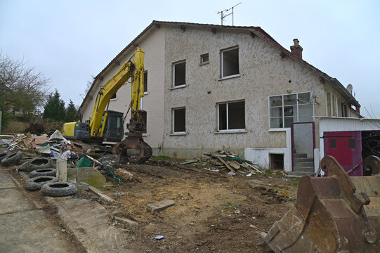 chantier de d&eacute;molition d'un b&acirc;timent d'habitation v&eacute;tuste