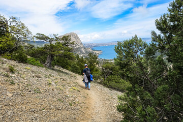 Obraz premium A man with a child on the background of the Crimean mountains on the Golitsyn trail. Crimea. 2021