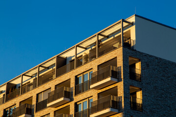 Symbolbild modernes Wohnen: Modernes städtisches Apartmentgebäude im Abendlicht