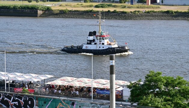 Schlepper oder Schiffsschlepper f&auml;hrt durch den Binnenhafen im Hamburger Hafen in Hamburg, 24.08.2021, Deutschland
