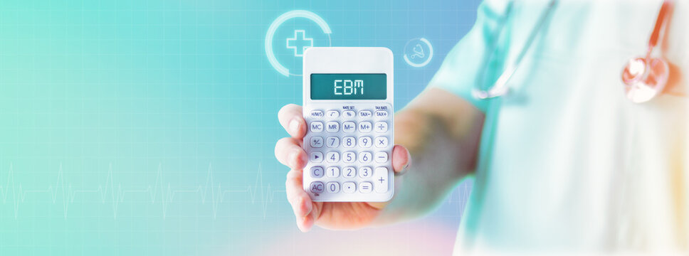 EBM (Einheitlicher Bewertungsma&szlig;stab). Arzt zeigt Taschenrechner mit Text auf Display. Blauer Hintergrund mit Icons