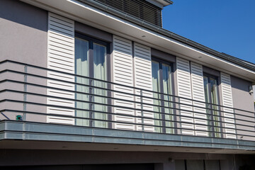 Fenster mit modernen Schiebeläden