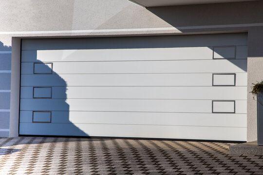 Modernes wei&szlig;es Garagentor (Sektionaltor)