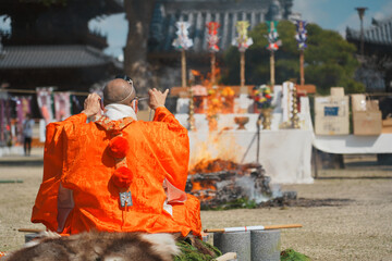 お焚き上げ祈願する僧侶