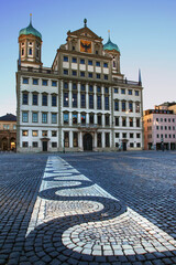 Rathausplatz in Augsburg mit Vorderansicht auf das historische Rathaus erbaut von Elias Holl in der...