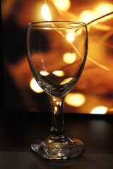 Photo Empty goblet glass with low photo angle