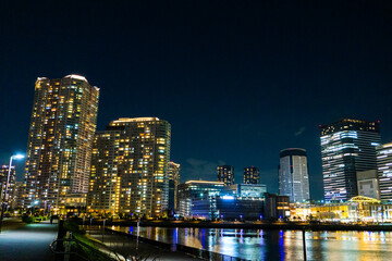 Fototapeta na wymiar Night view of a high-rise condominium along an urban river_r_04