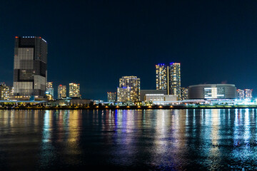 Fototapeta na wymiar Night view of a high-rise condominium along an urban river_r_11