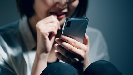 精神障害を患っている若い女性がスマートフォンを使っている