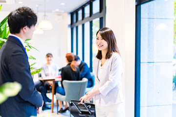 フロントでホテルのチェックインをする若いビジネスウーマン