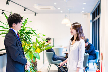 フロントでホテルのチェックインをする若いビジネスウーマン