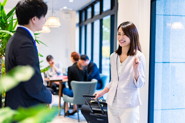 Fototapeta premium フロントでホテルのチェックインをする若いビジネスウーマン