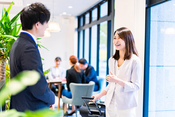 Fototapeta premium フロントでホテルのチェックインをする若いビジネスウーマン