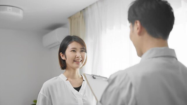 家主に説明をする作業着の男性　安全点検イメージ