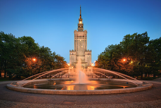 Warszawa nocą fontanna i realizm socjalistyczny Pałac Kultury i Nauki w Warszawie