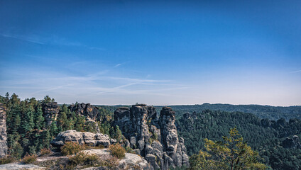 Elbsandsteingebirge Nationalpark an der Elbe zwischen Felsen und Sandsteinen. Panorama Blick über das Tal von Bad Schandau in der Sächsischen Schweiz.