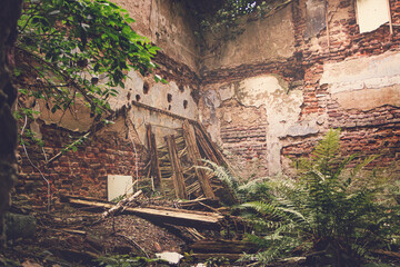 Verlassenes, gruseliges Haus in einem abgelegenen Wald. Lost Place Cabin in the woods! Ruine,...