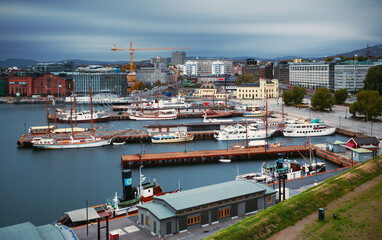 Norwegia, Oslo, Oslofjord port, statki, jachty i budynek Nobel Peace Center