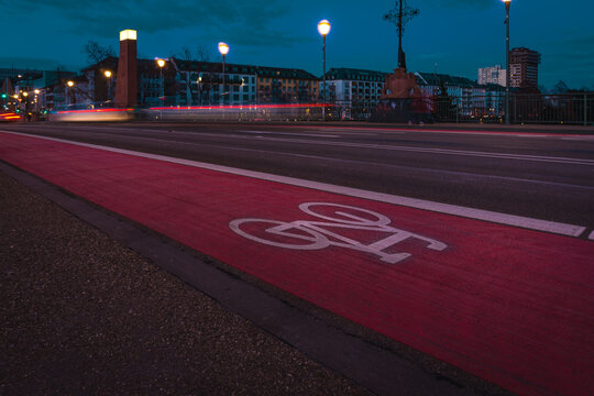 Roter Radfahrstreifen in der Stadt Frankfurt am Main