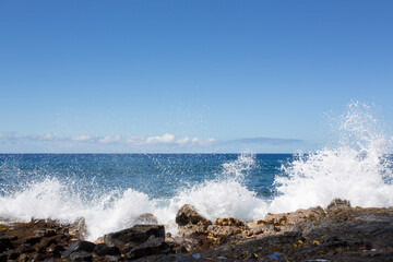 ハワイ島の岩場の海岸に激しく打ち付けて砕ける太平洋からの波。