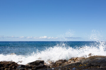 ハワイ島の岩場の海岸に激しく打ちつけ砕けた波頭