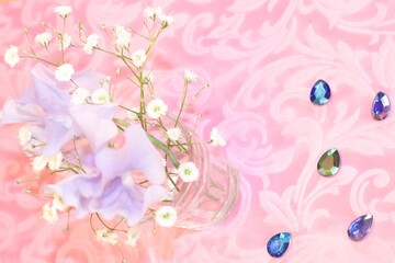 ピンクの壁紙の飾るかわいい花