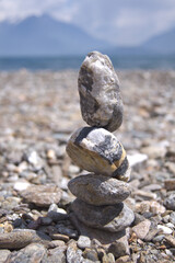 Steintürmchen am Kies Strand Ufer 