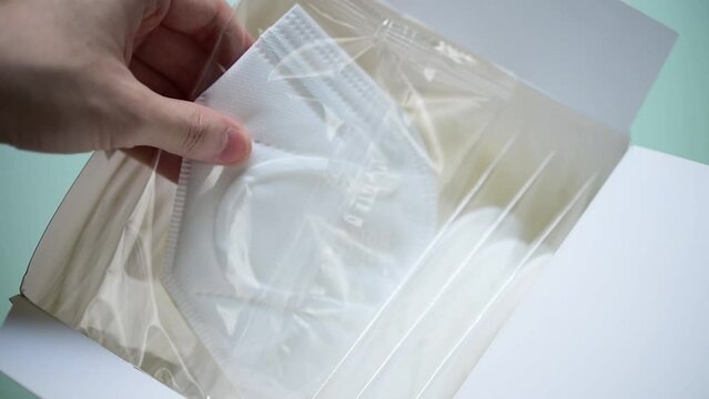 use n95,protection mask in box ,pick up n95 mack in package