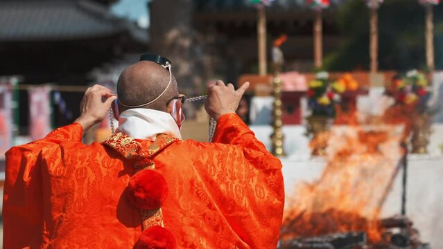 お焚き上げ祈願する僧侶